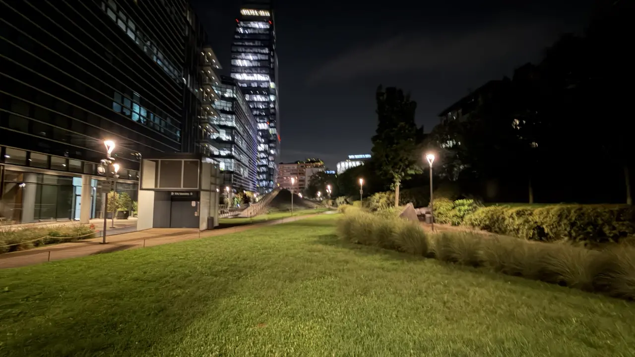apple iphone 17 pro max low light image