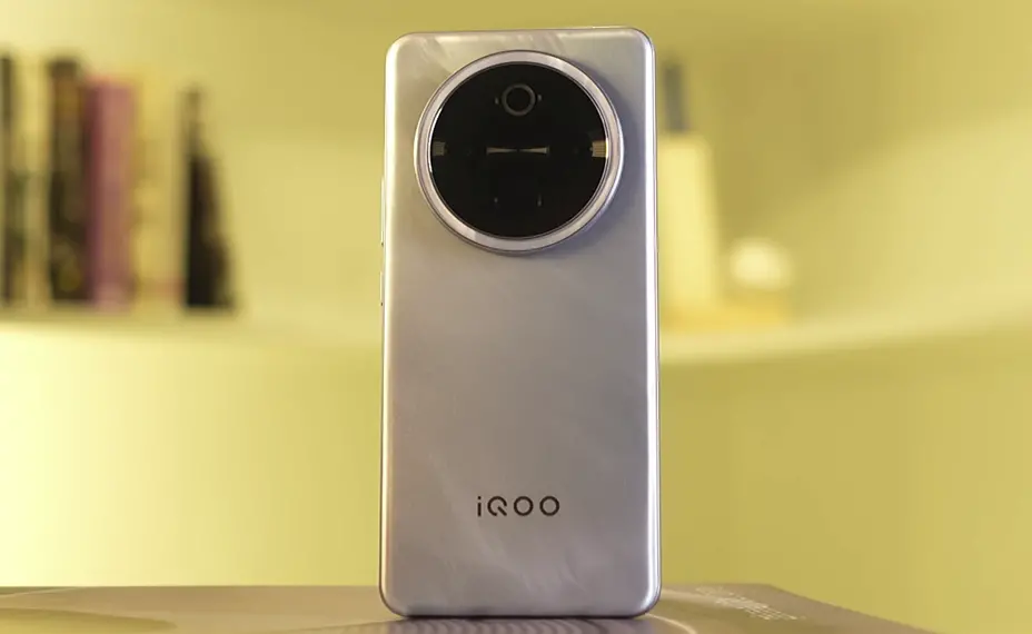 iQOO Z10 Design & Build Quality Image