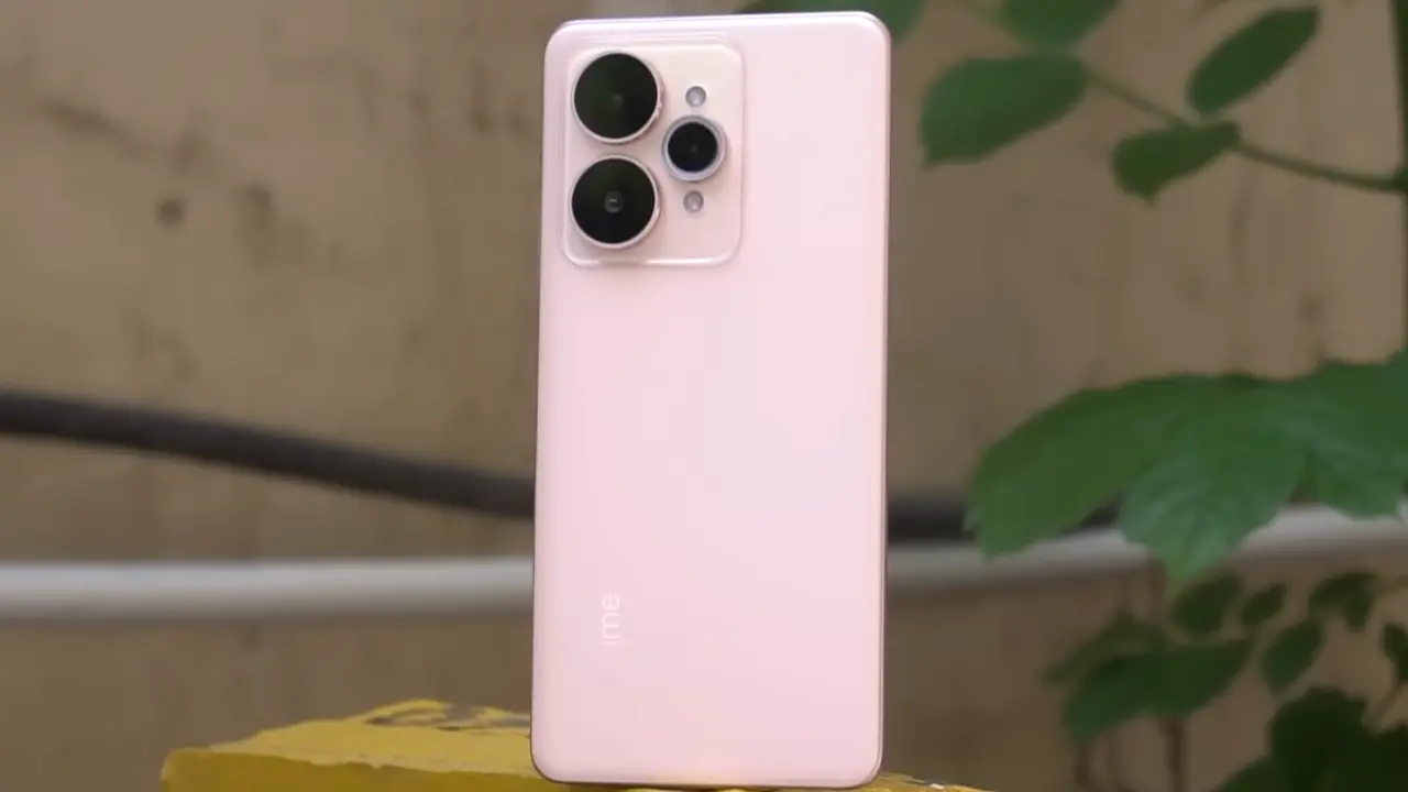 realme 15 design build image